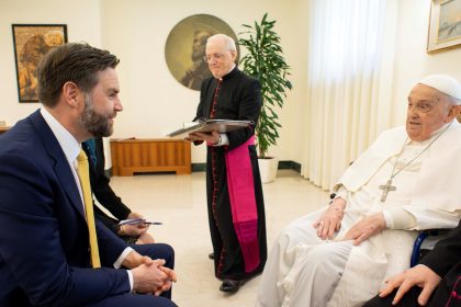 Papa Francisco se reúne brevemente con VP JD Vance tras críticas a Trump