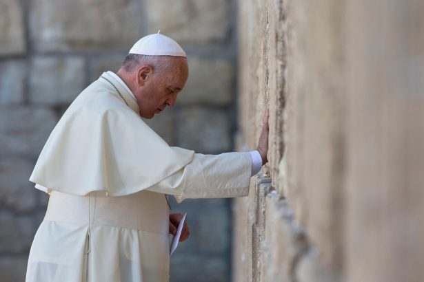 Franco Colapinto y Paulo Dybala: Mensajes conmovedores tras la muerte del Papa Francisco