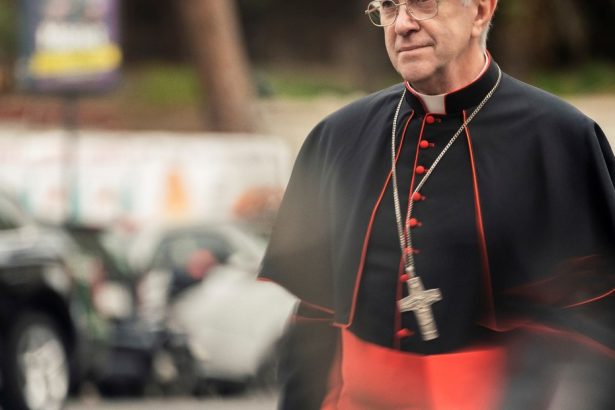 Descubre cómo ‘Los dos Papas’ retrata a Francisco: Pryce y Minujin