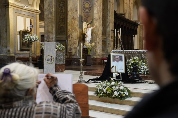 Emotiva misa en la Catedral: fieles de todo el mundo rinden homenaje