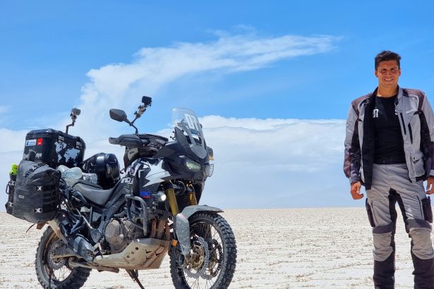 El argentino que renunció a todo y viaja por el mundo en moto