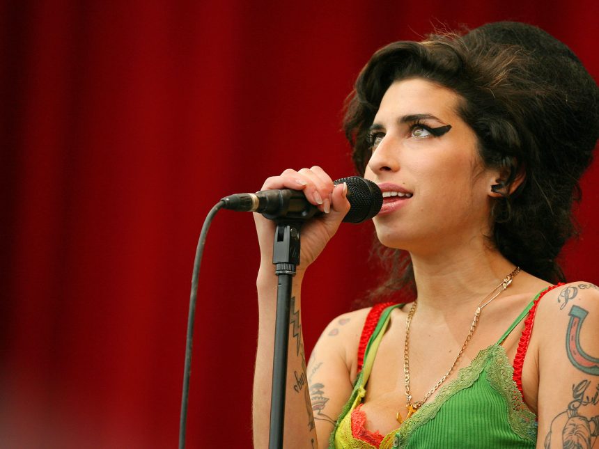 Tributo a Amy Winehouse: Músicos llenan teatros con su magia
