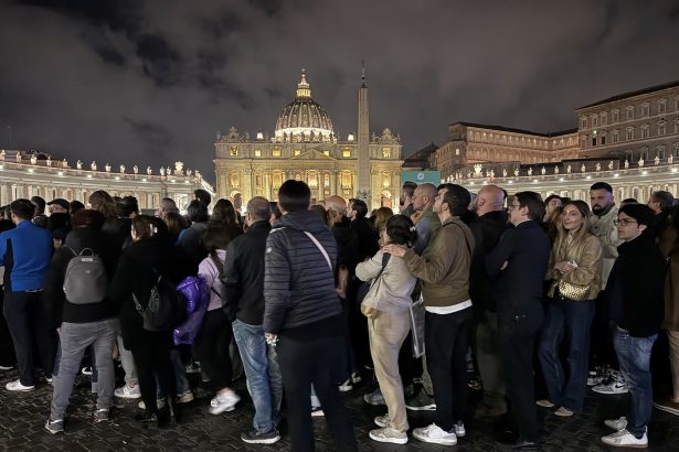 Despedida al Papa Francisco: La devoción de Roma brilla en la noche