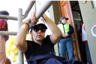 Policía se encadena en Neuquén para denunciar violencia de género
