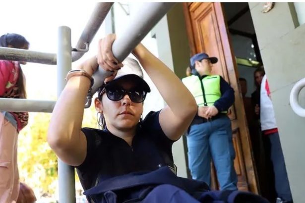 Policía se encadena en Neuquén para denunciar violencia de género