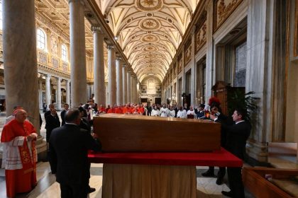 Descubre la Sencilla Tumba Elegida por el Papa Francisco