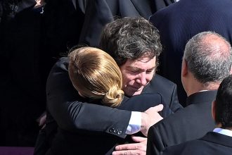 Emotivo abrazo de Milei y Meloni en el funeral del Papa Francisco