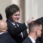Javier Milei Regresa a Argentina: Medidas Clave Tras el Funeral del Papa