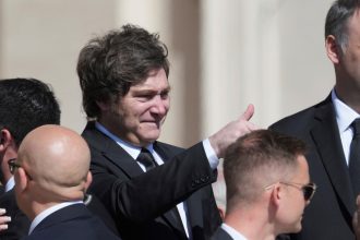 Javier Milei Regresa a Argentina: Medidas Clave Tras el Funeral del Papa