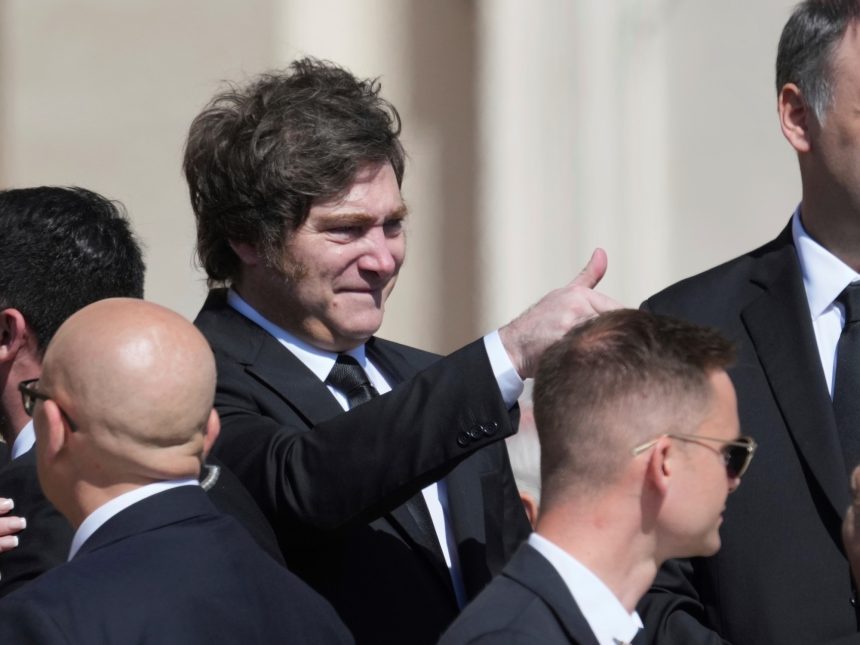 Javier Milei Regresa a Argentina: Medidas Clave Tras el Funeral del Papa