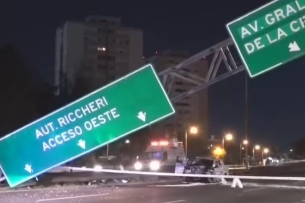 Impactante choque en la General Paz: camioneta derriba cartel de señalización