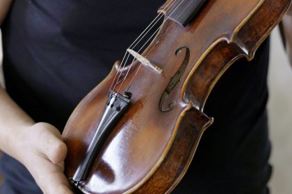 El violín de Dachau: una nota secreta que narra la supervivencia