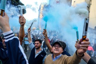 CGT cierra su marcha con cumbre clave entre Kicillof y Cristina