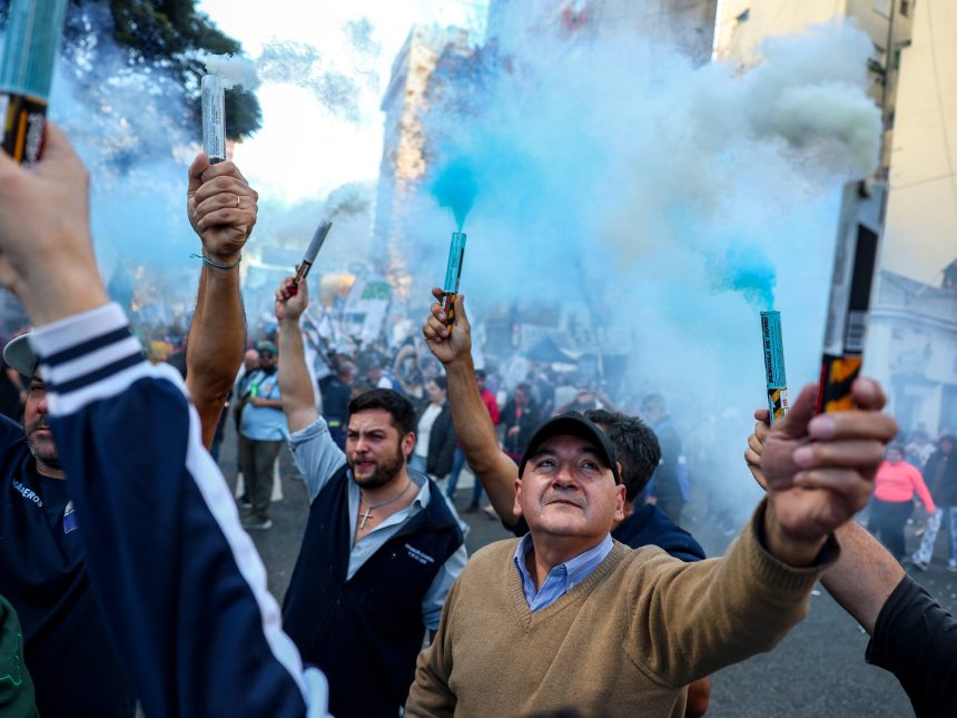 CGT cierra su marcha con cumbre clave entre Kicillof y Cristina
