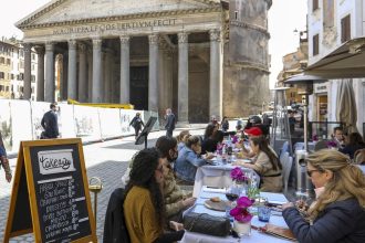 Delicias de Carbonara y Burrata: Placeres Culinarios para el Cónclave