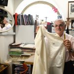 El sastre que prepara sotanas blancas para el próximo Papa