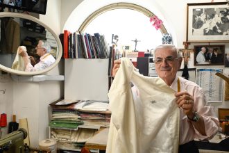 El sastre que prepara sotanas blancas para el próximo Papa