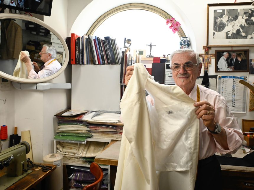 El sastre que prepara sotanas blancas para el próximo Papa