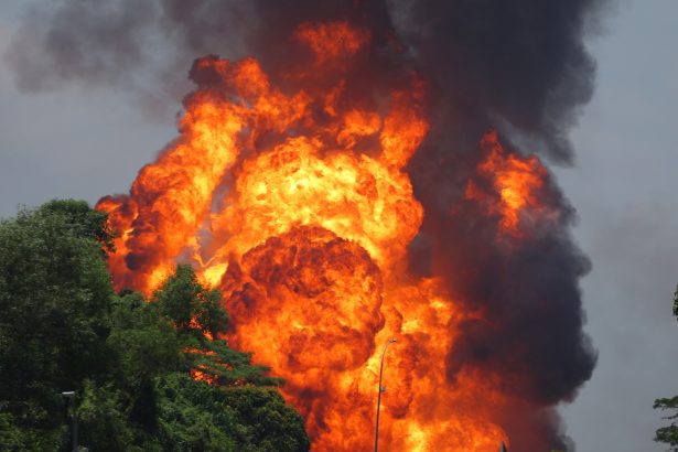 Explosión de gasoducto en Malasia: hongo de fuego y 60 heridos