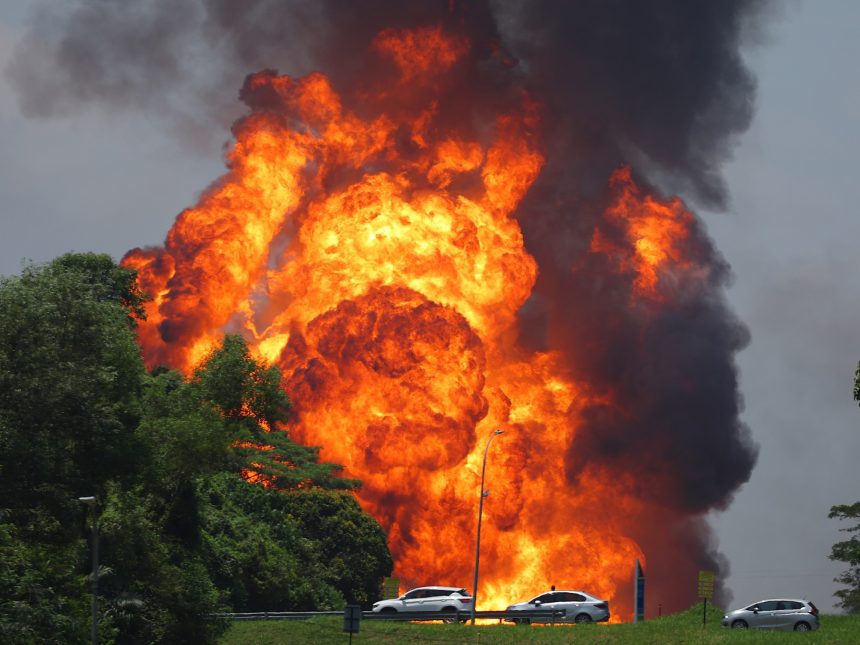 Explosión de gasoducto en Malasia: hongo de fuego y 60 heridos