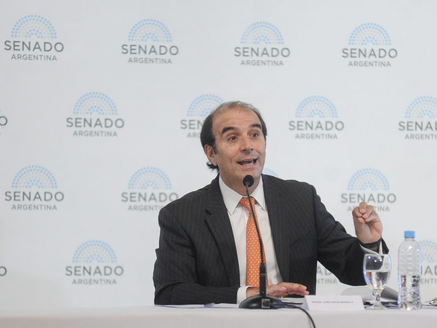 El Gobierno asegura que García Mansilla se queda en la Corte, pese al Senado