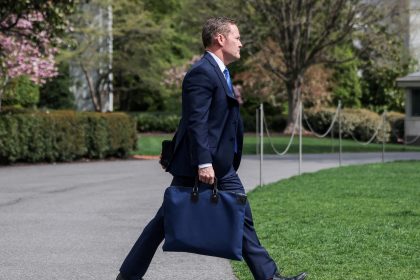 Trump podría despedir a su asesor de seguridad por escándalo en Yemen