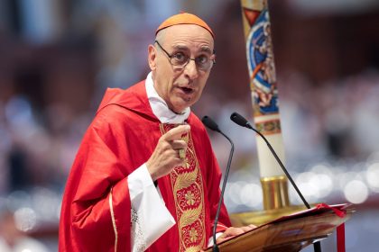 Clérigo defiende al Papa Francisco ante cardenales en Argentina