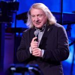 ¡Lou Gramm regresa! El legendario cantante de rock supera adversidades