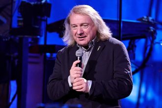 ¡Lou Gramm regresa! El legendario cantante de rock supera adversidades