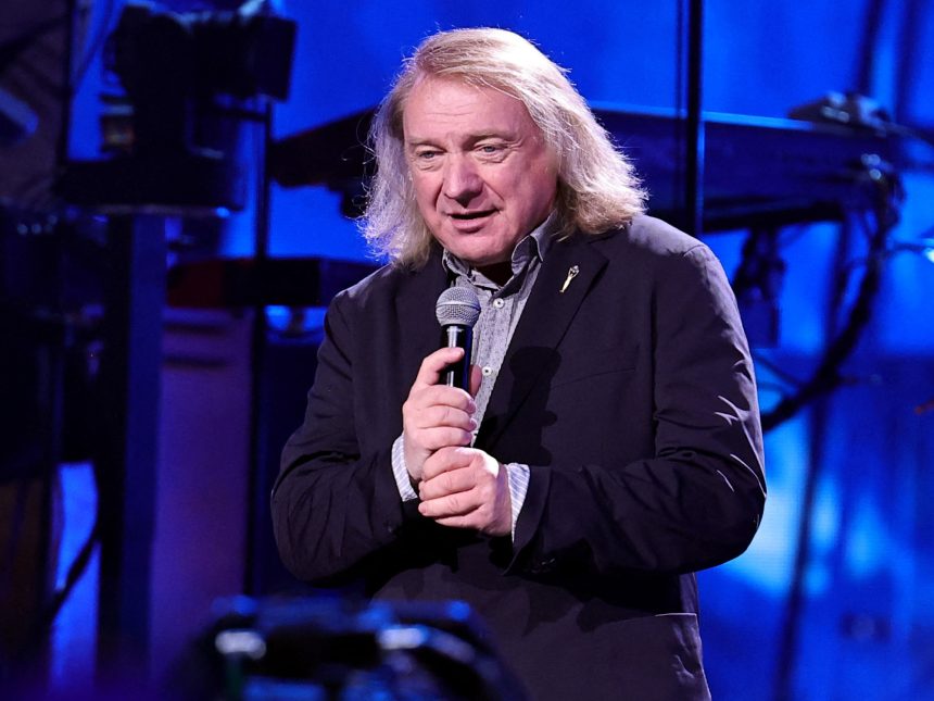 ¡Lou Gramm regresa! El legendario cantante de rock supera adversidades