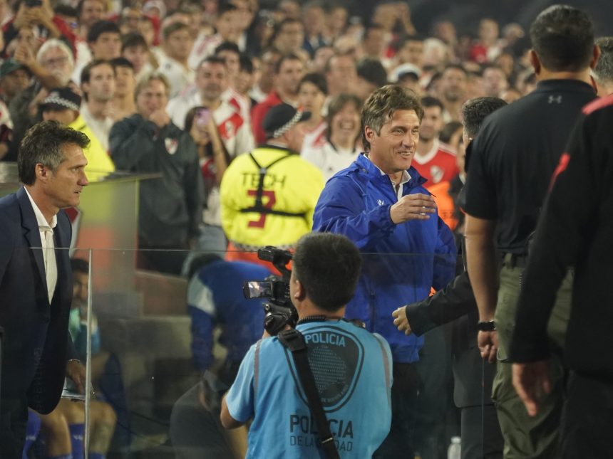 Impactante recibimiento a los Barros Schelotto en River: Silbidos y Gallardo