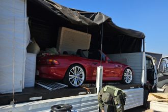 Impactante: Simulan mudanza para mover un BMW de 96 millones