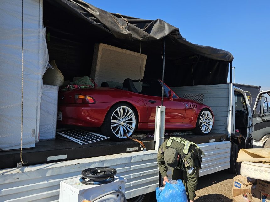 Impactante: Simulan mudanza para mover un BMW de 96 millones