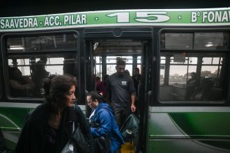 El Gobierno denuncia extorsión en el paro de colectivos: ¡Pasajeros rehenes!