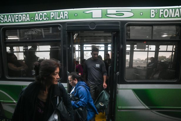 El Gobierno denuncia extorsión en el paro de colectivos: ¡Pasajeros rehenes!
