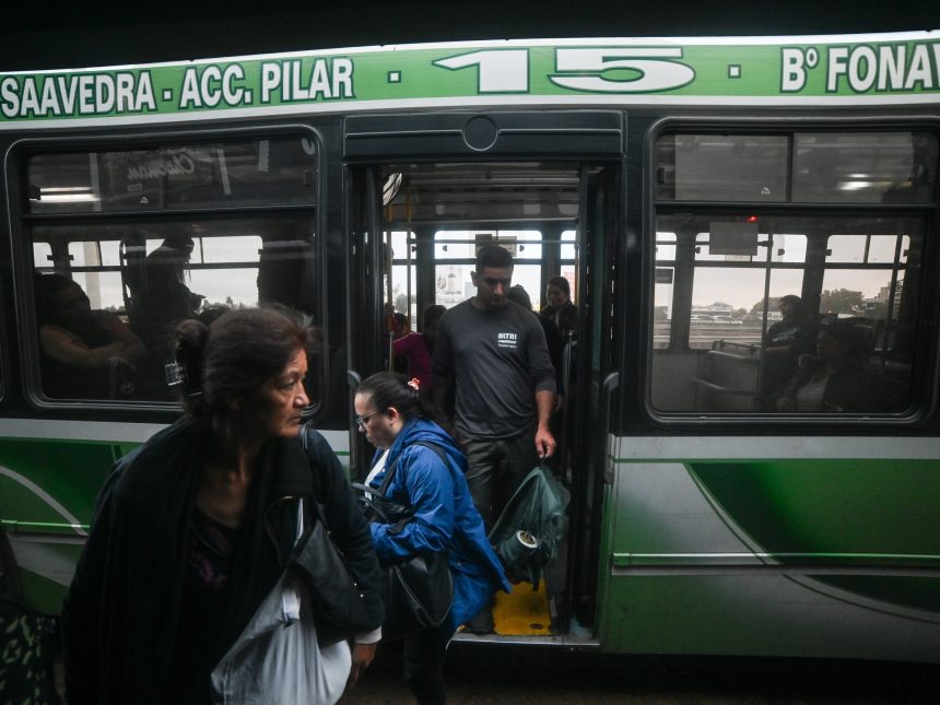 El Gobierno denuncia extorsión en el paro de colectivos: ¡Pasajeros rehenes!