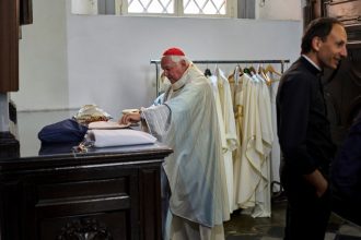 ¿Busca Macron un Papa francés? Cenas con cardenales en el Vaticano