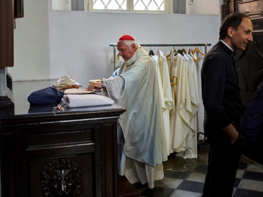 ¿Busca Macron un Papa francés? Cenas con cardenales en el Vaticano