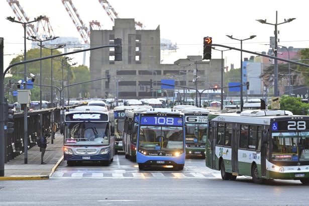 Descubre qué colectivos paran este 6 de mayo y cuáles siguen en ruta