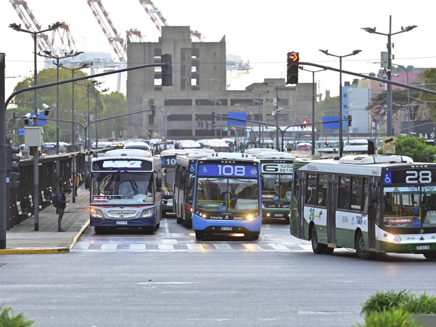 Descubre qué colectivos paran este 6 de mayo y cuáles siguen en ruta