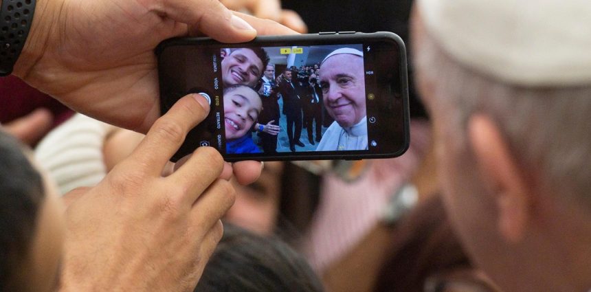 Francisco y la IA: Su último mensaje en redes y adiós a las estampitas