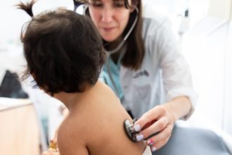 El Gobierno elimina requisito costoso para médicos: ¡Ahorra tiempo y dinero!