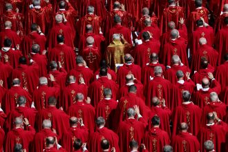 Cardenales ven ‘Cónclave’ antes de elegir al nuevo Papa
