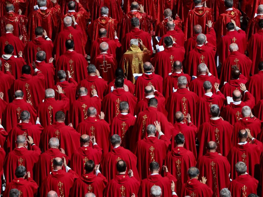 Cardenales ven ‘Cónclave’ antes de elegir al nuevo Papa