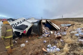 Tragedia en la ruta: camión de alimentos volcado y saqueo vecinal