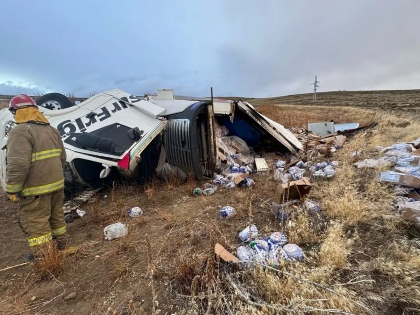 Tragedia en la ruta: camión de alimentos volcado y saqueo vecinal