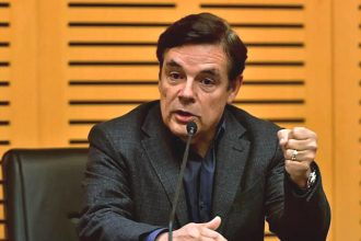 Rovira cede: Cambia voto de senadores a pedido de Milei