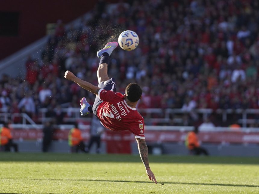 Montiel brilla con un golazo: la chilena que clasificó al Rojo