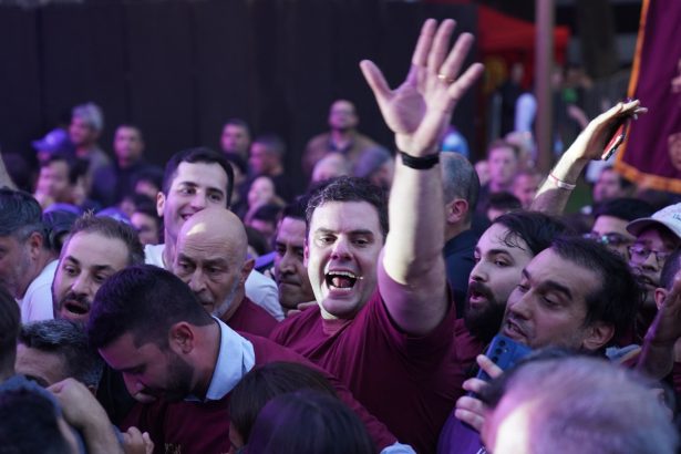 Conflicto en el Cierre Libertario: Empujones y Reclamos de Pagos