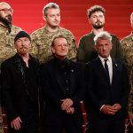 Cannes 2025: Bono brilla en una noche nublada y cautiva a todos